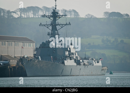 Un long coup de navire américain Forrest Sherman, un destroyer classe Arleigh Burke, DDG98 Banque D'Images