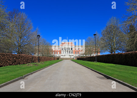 Gardends Shentall et Chesterfield Borough Council Town Hall, Chesterfield, Derbyshire, Angleterre, Royaume-Uni. Banque D'Images