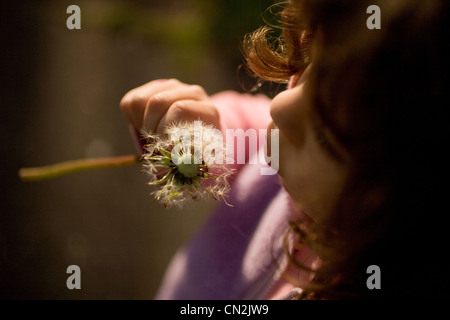 Young Girl blowing dandelion clock Banque D'Images