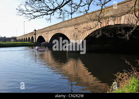 Vieux pont de Burton à Burton upon Trent, fleuve Trent Banque D'Images