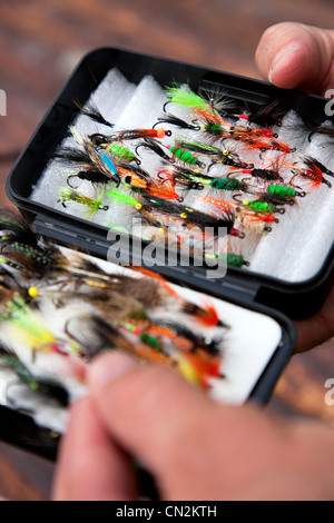 Personne tenant fly fishing lures, Close up Banque D'Images