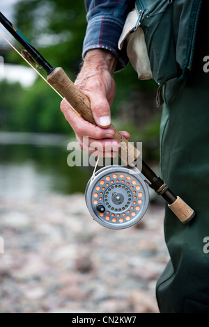 Homme avec canne et moulinet de pêche à la mouche, Close up Banque D'Images