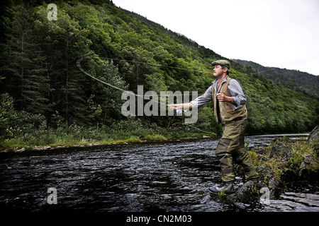 La pêche à la mouche dans la rivière Margaree, île du Cap-Breton, Nouvelle-Écosse Banque D'Images