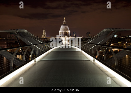 Millennium Bridge vers la Cathédrale St Paul, London, UK Banque D'Images