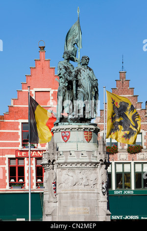 Monument à la 14e siècle héros flamand Jan Breydel et Pieter de Coninck à la place du marché à Bruges, Belgique Banque D'Images