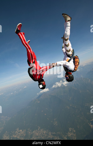 Les parachutistes freefly sur Locarno, Tessin, Suisse Banque D'Images