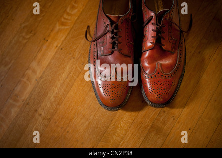 Paire de chaussures pour hommes sur plancher en bois Banque D'Images