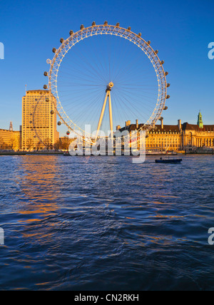 Le London Eye, Marriott County Hall et Shell AC de Westminster Pier Victoria Embankment au coucher du soleil Westminster London England UK Banque D'Images