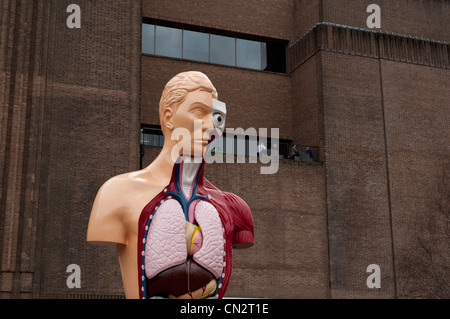 Damien Hirst sculpture, hymne, à l'extérieur de la galerie Tate Modern, Bankside, Londres. Banque D'Images