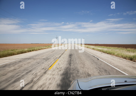 Capot de voiture le long d'une route de campagne, Texas, États-Unis Banque D'Images