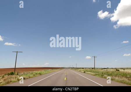 L'autoroute à travers Plaines rurales, Texas, États-Unis Banque D'Images