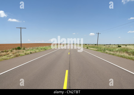 L'autoroute à travers Plaines rurales, Texas, États-Unis Banque D'Images