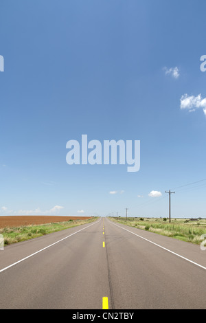 L'autoroute à travers Plaines rurales, Texas, États-Unis Banque D'Images