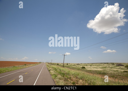 L'autoroute à travers Plaines rurales, Texas, États-Unis Banque D'Images