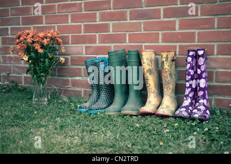 Bottes Wellington par brick wall Banque D'Images