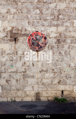 Rusty no parking sign sur mur de pierre Banque D'Images