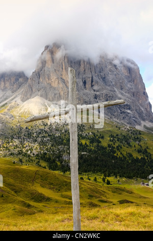 Croix de bois, Sella Pass, Dolomites, Alto Adige, Italie Banque D'Images