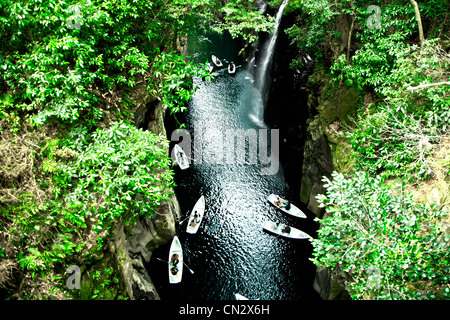 Les gens de bateaux, Takachiho falls, Miyazaki, Kyushu, Japon Banque D'Images