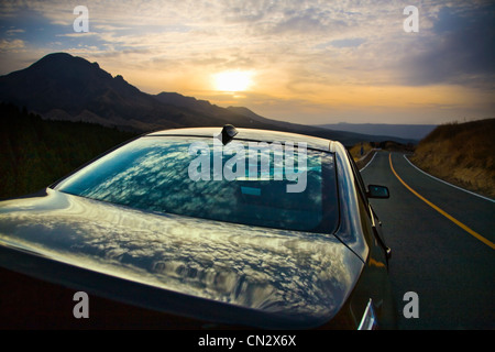 Voiture sur route en soirée Banque D'Images