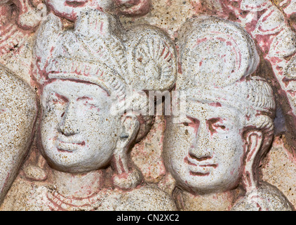 Native art sculpté sur le mur dans le temple. Banque D'Images