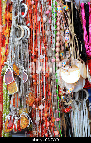 Belle couleur rouge collier pierre précieuse - personne ne l'arrière-plan Banque D'Images