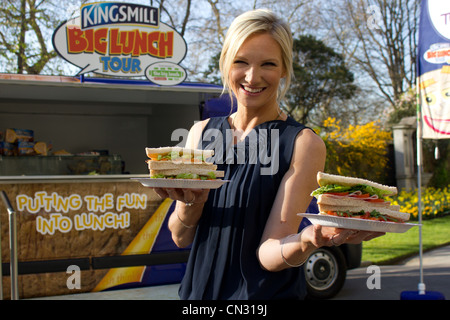 Jo Whiley favorise sandwhiches à Londres Banque D'Images