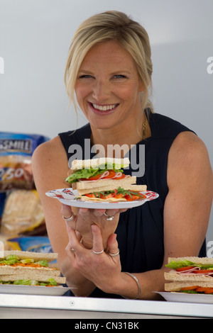 Jo Whiley favorise sandwhiches à Londres Banque D'Images