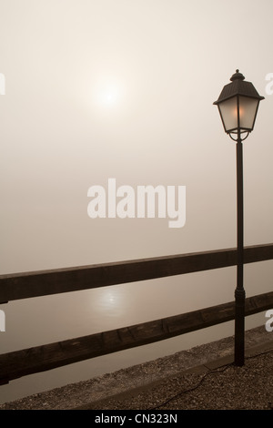 Lampadaire par clôture en bois Banque D'Images