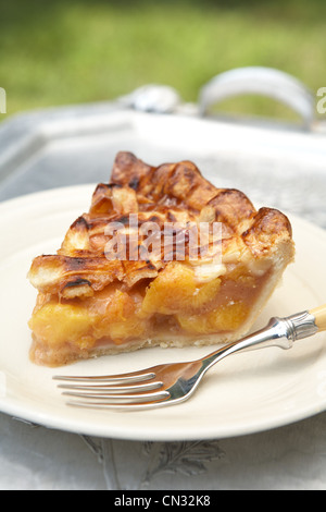 Tranche de peach pie on plate Banque D'Images