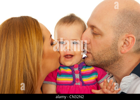 Mère et père embrassant ensemble leur petite fille isolée sur fond blanc Banque D'Images