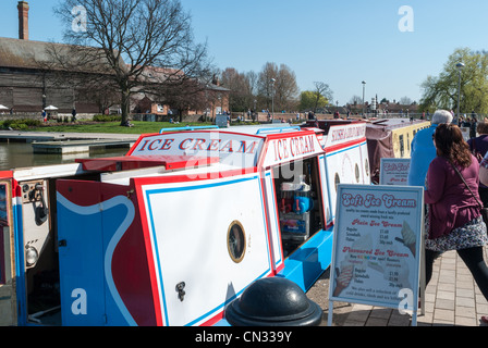 Des glaces et des boissons prise sur un bateau étroit à Stratford upon Avon Banque D'Images