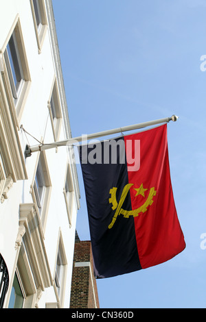 Drapeau de l'Angola à l'extérieur de l'ambassade de l'Angola à 22 Dorset Street, Marylebone, London, England, UK Banque D'Images