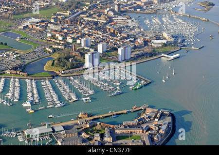 Photo aérienne montrant le port de Portsmouth Banque D'Images