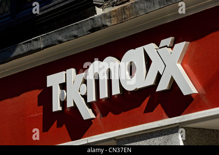 Gros plan de la signalétique du magasin T K Maxx Angleterre Royaume-Uni Grande-Bretagne Banque D'Images