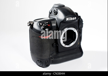 Le Nikon D3x, Nikon, haute résolution de 24mp DSLR professionnel photographié sur fond blanc sans objectif fixé. Banque D'Images