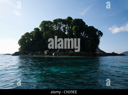 Petite île au sud de la mer de Chine près de l'île de Tioman, Malaisie Banque D'Images