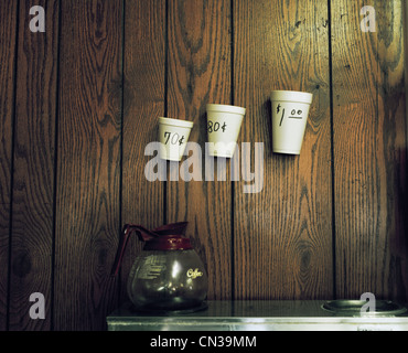 Cafetière et tasses à wall in diner Banque D'Images