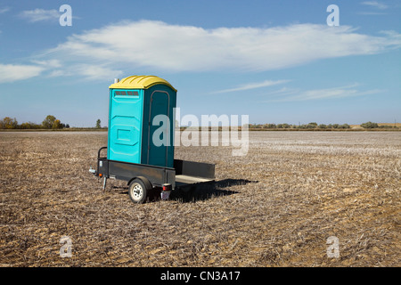 Toilettes portables dans le champ Banque D'Images