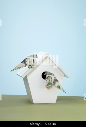 Nous Origami imitant les billets sur les oiseaux nichoir Banque D'Images