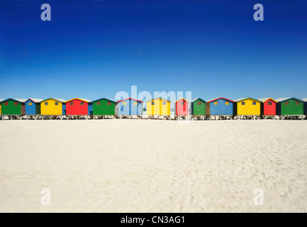 Cabines de plage de couleur vive sur la plage Banque D'Images