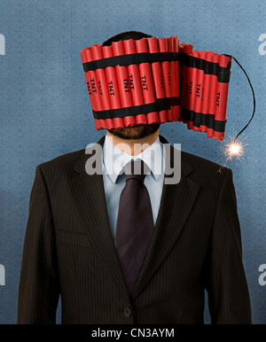 Businessman enveloppée de dynamite Banque D'Images