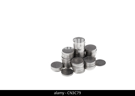 Monnaie zloty polonais en piles. L'argent et l'épargne concept sur fond blanc. Banque D'Images