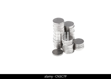 Monnaie zloty polonais en piles. L'argent et l'épargne concept sur fond blanc. Banque D'Images