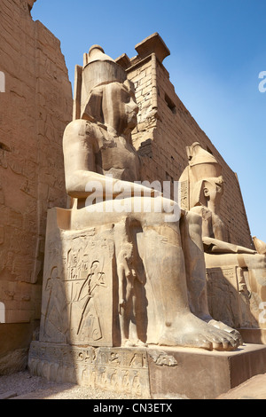 Luxor - Le pharaon Ramsès II statue dans le temple de Louxor, Egypte Banque D'Images