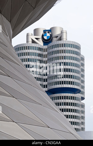 BMW tour derrière la double hélice de l'immeuble (BNMW monde BMW Welt) - Munich, Bavaria, Germany, Europe Banque D'Images