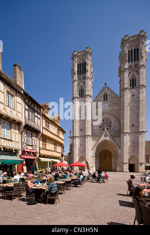 France, Saône et Loire, Chalon sur Saone, Place St Vincent colombages maisons et terrasses en face de la St Vincent Banque D'Images