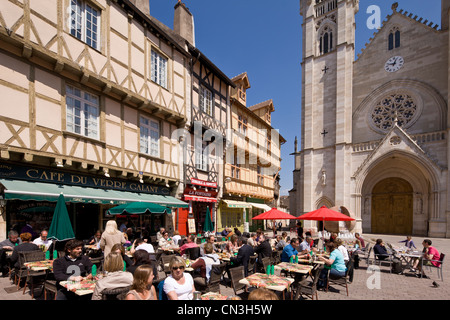 France, Saône et Loire, Chalon sur Saone, Place St Vincent colombages maisons et terrasses en face de la St Vincent Banque D'Images