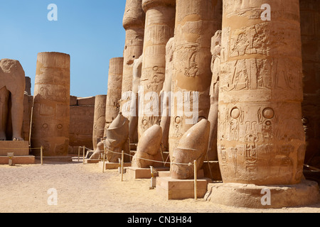 Colonne antique dans le temple de Louxor, Louxor, Egypte Banque D'Images