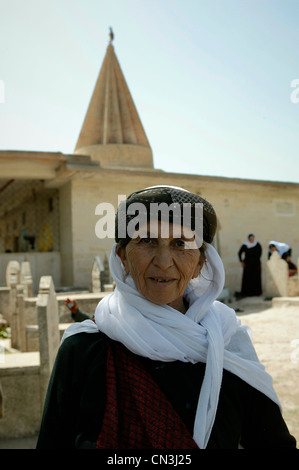 Une femme kurde chez les disciples de la religion yézidi dans Lalesh. Le Kurdistan irakien Banque D'Images