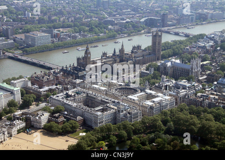 Vue aérienne du 10 Downing Street & Foreign & Commonwealth Office en regardant vers les Maisons du Parlement et la Tamise en arrière-plan, Londres Banque D'Images